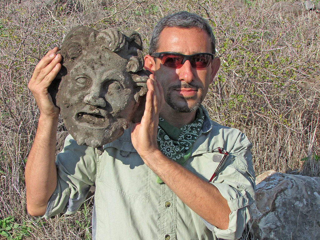 Снимка, предоставена от университета в Хайфа на археолог вдигнал бронзова маска на бог Пан, разкрита при разкопките в Националния парк на Хипопотамите-Sussita, няколко километра източно от Галилейското езеро в северната част на Израел. Израелски археолози твърдят, че бронзовата маската е първата открита най-голяма маска на Пан (полу-човек, полу-коза, богът на овчарите, музика и удоволствието), като повечето маски от елинистическата и римската епоха са миниатюри.