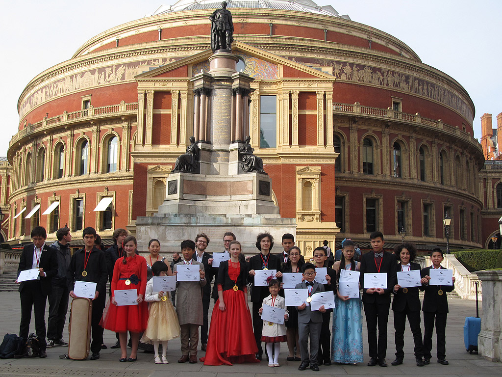 13-годишният русенски пианист Николай Димитров имаше уникалния шанс да свири на червения роял на сър Елтън Джон, който бе изваден на камерната сцена на световноизвестната зала "Роял Албърт Хол" в Лондон. Българският талант изпълни Импромптю на Шопен в гала концерта по награждаването на лауреатите от Международния конкурс по пиано "Гранд Прайз Виртуозо" в Лондон.