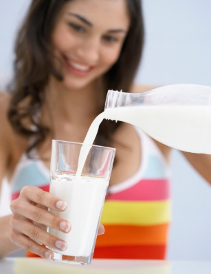 Увеличава риска от рак на яйчниците - ако жените приемат повече от 4 чаши мляко на ден.