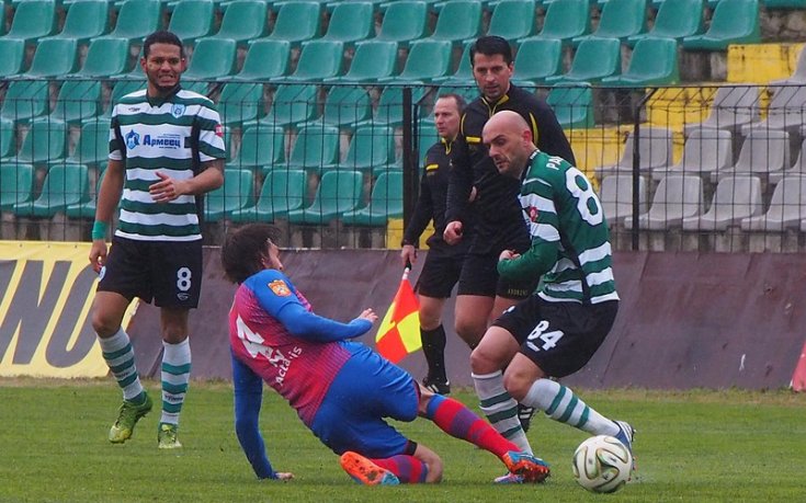 ВИДЕО: Марек опита да нагази в Черно море, но стигна само до плажа