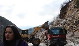 Лиляна Павлова при огромното свлачище на главния път Смолян-Пловдив