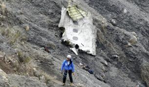 Отломки от падналия в Алпите самолет