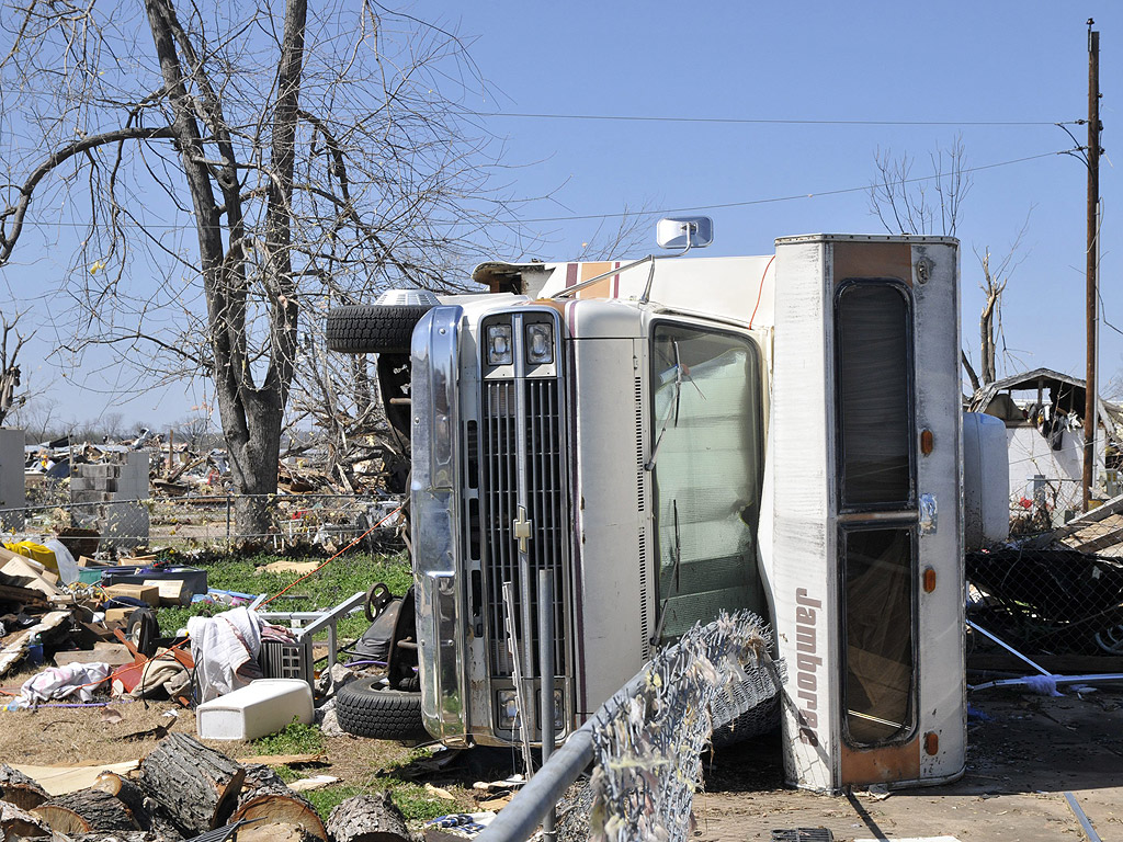 Туристическа каравана лежи на едната си страна в Санд Спрингс, Оклахома, САЩ. Голямо торнадо разруши Riverside Mobile Home Park, причинявайки множество наранявания и смъртта на един човек