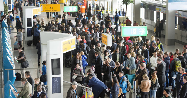 Отменени са полетите от и до Париж изпълнявани от авиокомпанията