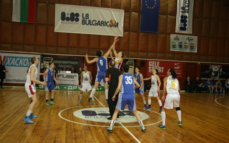 Нефтохимик лидер преди плейофите в женския баскетбол