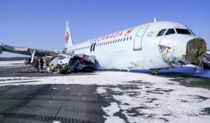 Канадски самолет кацна „твърдо“, влачи се по корем