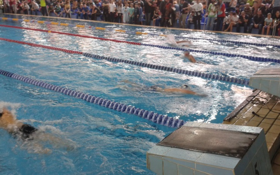 450 деца участваха във втория турнир по плуване „Цветница“