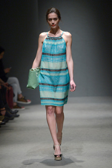 Модната марка Мисони представи моделите си за есента на 2015. Цветни и весели, почти всички с островърхи вълнички, моделите определено могат да намерят място и в летния гардероб.