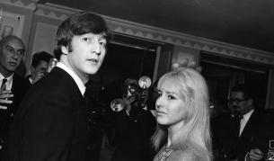 Джон Ленън и Синтия през 1964 г.