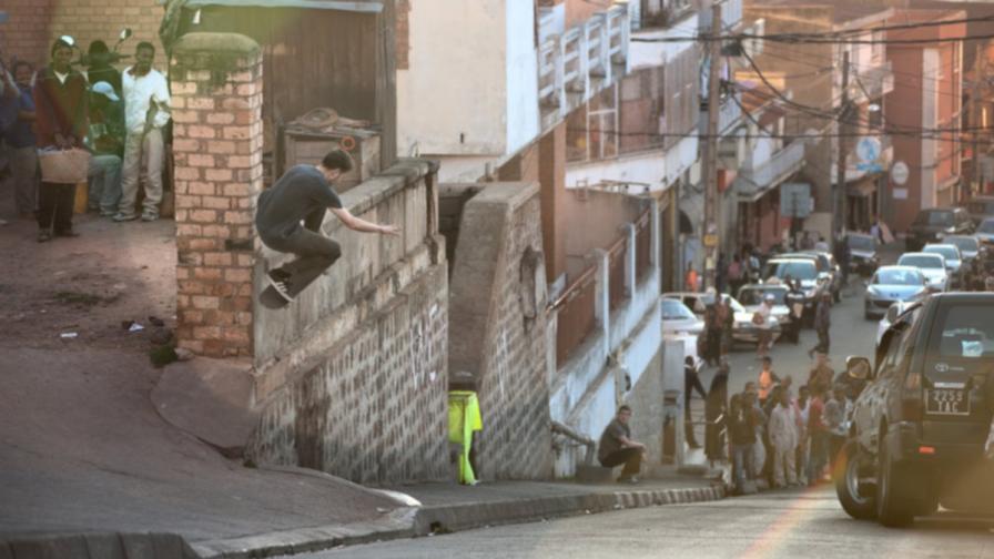 Със скейтборд по улиците на Мадагаскар (видео)