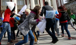 Масов бой с възглавници в София