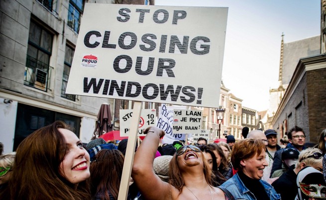 Амстердамските проститутки протестираха срещу затварянето на витрините им