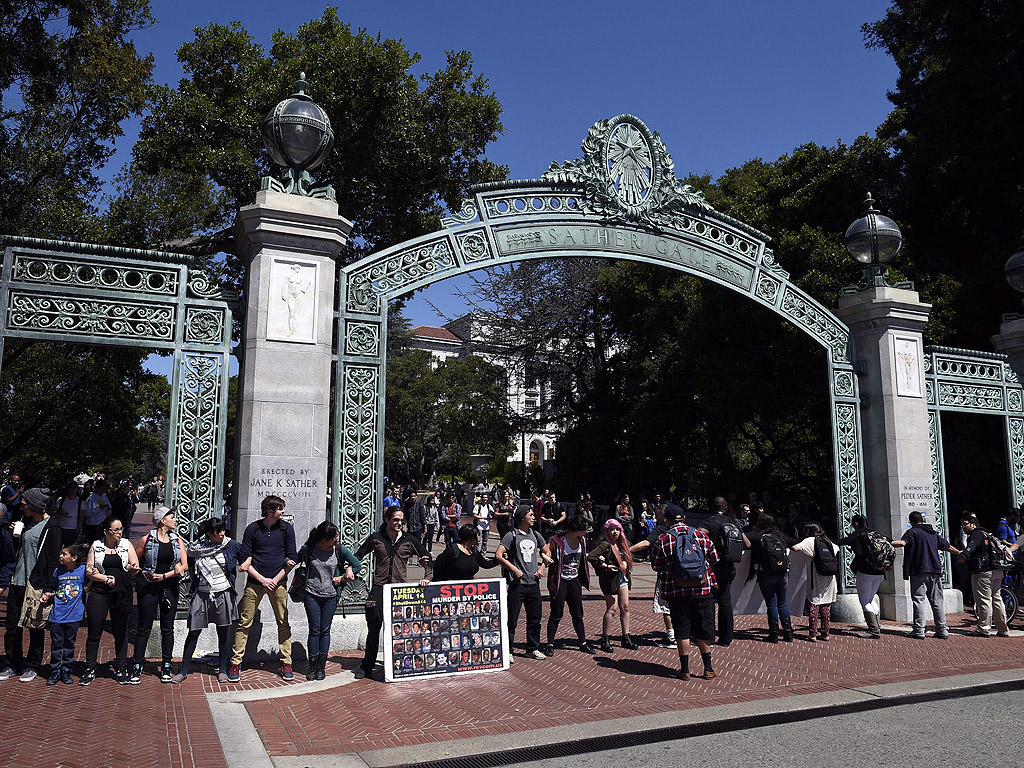 Протестиращи блокират входа на Университета в Бъркли, Калифорния, САЩ. Протестиращите са част от национален митинг срещу полицейските убийства на невъоръжени хора