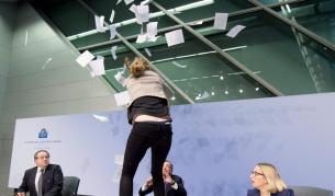 Протестираща нападна шефа на ЕЦБ (видео)