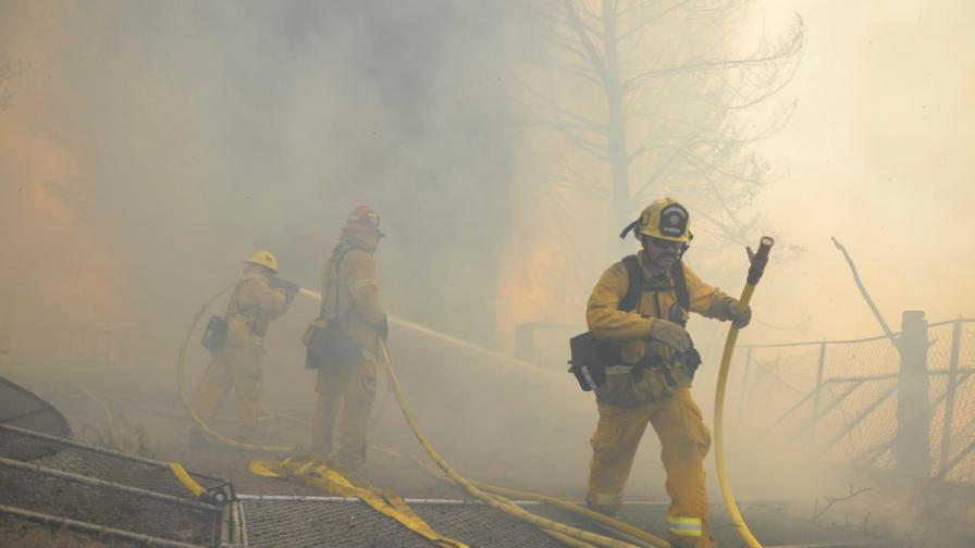 Пожар в Калифорния наложи евакуация на 200 къщи