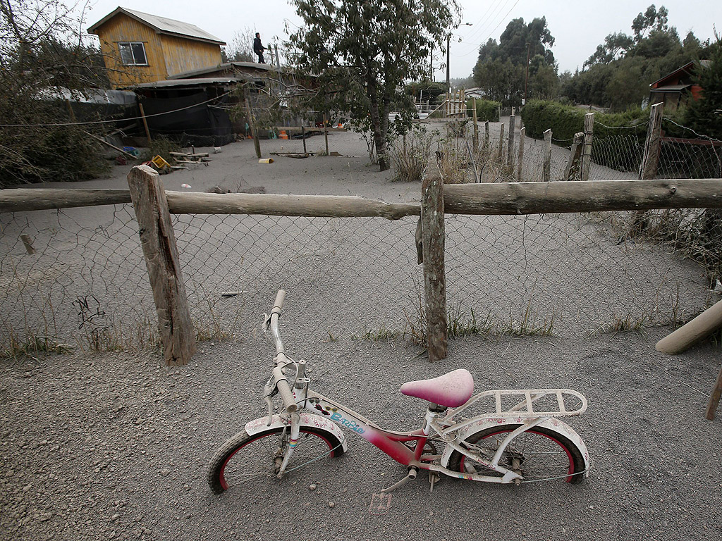 Детски велосипед покрит с пепел в село Енсенада, в покрайнините на вулкана Калбуко, в Чили, който изригна на 22 април. Повече от 4000 души са били евакуирани досега