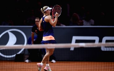 Кербер на полуфинал пред родна публика