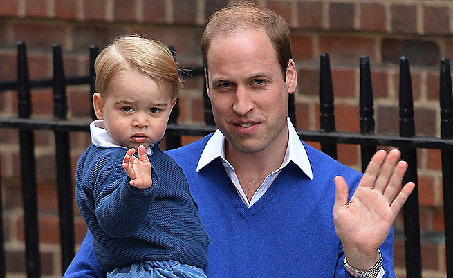Принц Уилям и синът му принц Джордж пристигат на посещение в болницата след раждането на малката принцеса