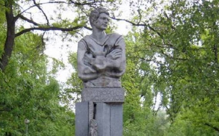 От Левски ще поднесат цветя на паметника на Гунди