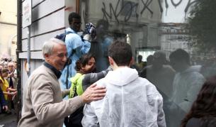 Кметът Джулиано Писапия (л) беше един от гражданите, излезли да почистят след вандалските протести