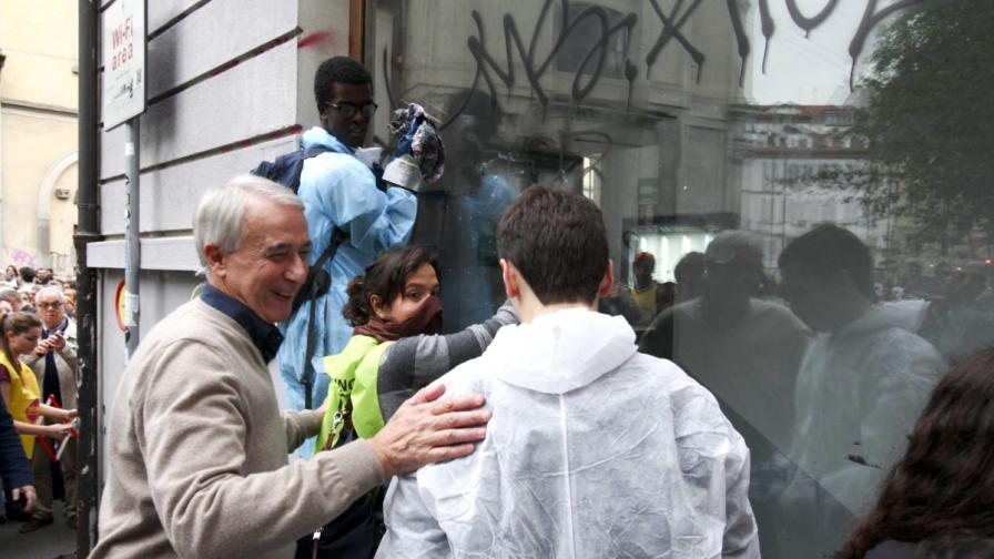 Хиляди жители на Милано излязоха да почистят града