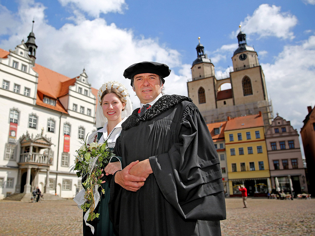 Артисти играещи Катарина фон Бора и Мартин Лутър на разходка през пазарния площад в Лутерщад Витенберг, Германия. Всяка година в това градче се провежда фестивал почитащ сватбата на Мартин Лутер и Катарина фон Бора