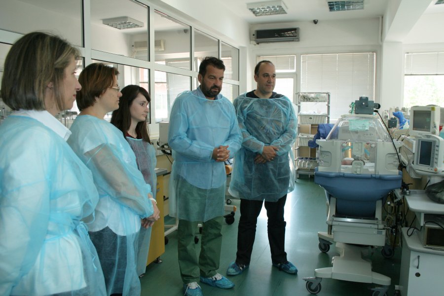Дарик дарява апаратура за недоносени деца на пет болници в1