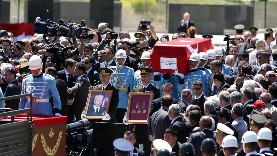 Кенан Еврен беше погребан в Анкара