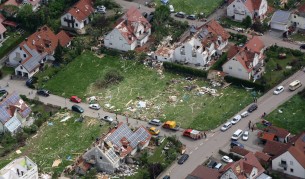 Двама души пострадаха тежко от мълния във Фрайбург снощи при силни бури в Южна Германия, съпроводени на моменти от градушки с ледени зърна колкото топка за голф