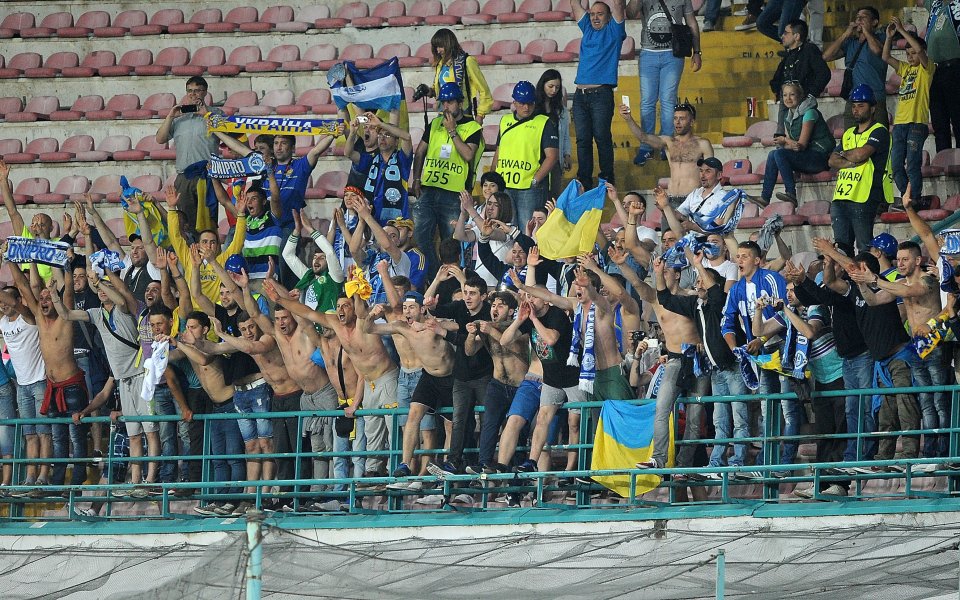 УЕФА наказва Днипро заради нахлуването на феновете