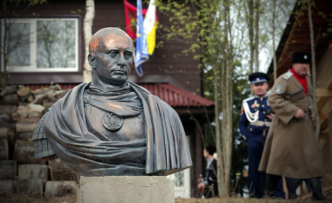 Бюст на Владимир Путин като римски император краси село край Санкт Петербург