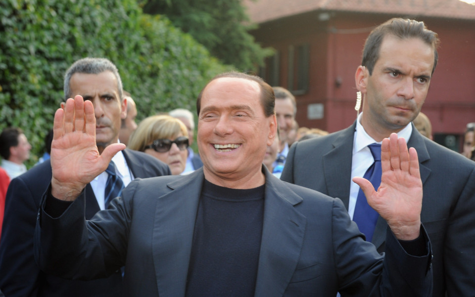 Берлускони: Имам много оферти за Милан, мисля по тях