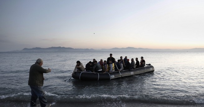 Румънските власти задържаха днес в Черно море лодка с близо