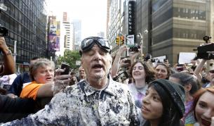 Бил Мъри падна от стол в тв студио. Пиян ли беше? (видео)