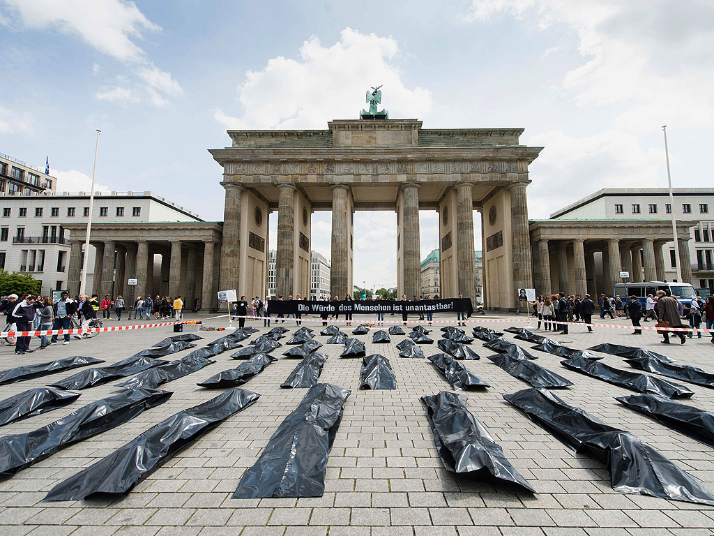 Символични тела в торби са поставени като част от протестна кампания, инициирана от инициативата "Заедно за Африка" пред Бранденбургската врата в Берлин, Германия. Кампанията стартира на повишаване на осведомеността относно положението на бежанците в Средиземно море