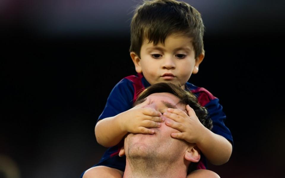 Синът на Лео Меси - Тиаго си играе с татко си при награждаването на Барселона. Gulliver/GettyImages