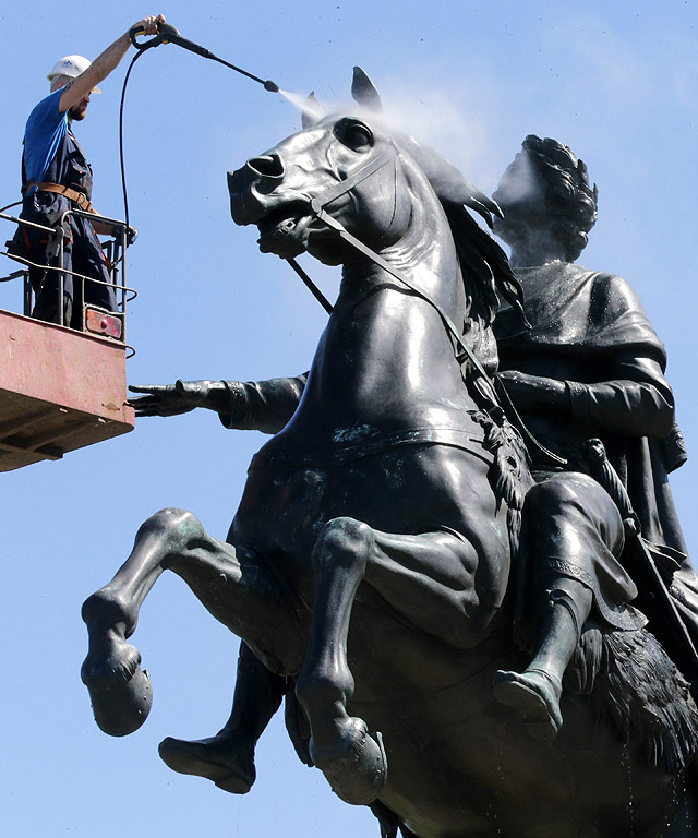 Общински работник почиства паметника на Цар Петър Велики от кран по време на подготовката за Деня на Санкт Петербург, Русия. вСанкт Петербург ще отпразнува своята 312-та годишнина на 27 май