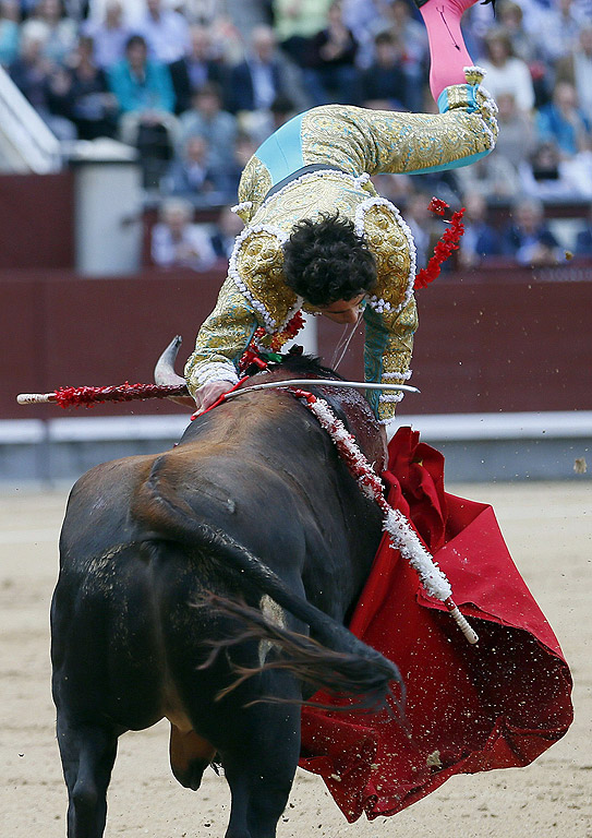 Испанския бикоборец Давид Мартин среща бика по време на корида по повод Фестивала Сан Исидро в арена Лас Вентас в Мадрид, Испания