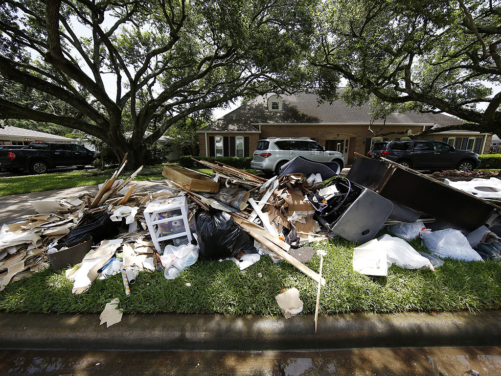 Останки от домашно обзавеждане след дни на проливни дъждове и наводнения в Хюстън, Тексас, САЩ. торнадо и проливни дъждове удариха северната част на Мексико, както и щатите Тексас и Оклахома, убивайки най-малко 18 души и оставяйки хиляди домове повредени.