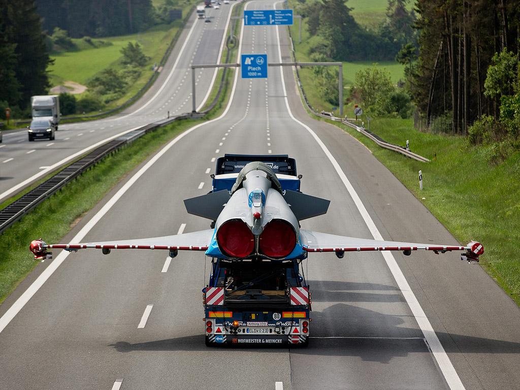 Повреден изтребител Eurofighter е превозван по аутобан 9 близо до Plech, Германия.