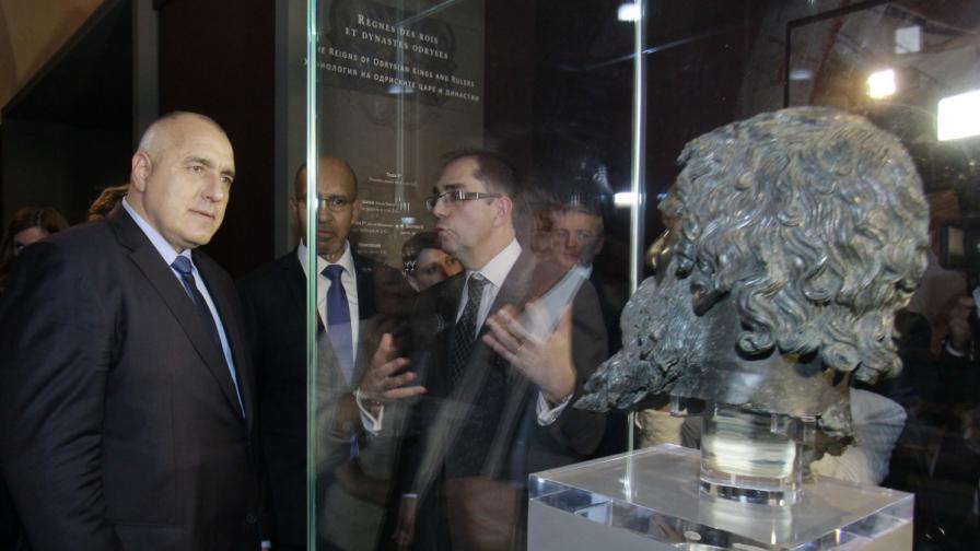 Премиерът Бойко Борисов на откриването на изложбата пред главата на Севт III