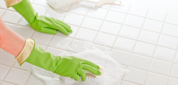 Премахва петната от сапун в банята - прибавете 5 натрошени аспирина към препарата, с който почиствате банята си. Напръскайте замърсените зони и оставете сместа да подейства за около 30 минути. След това почистете с влажна кърпа.