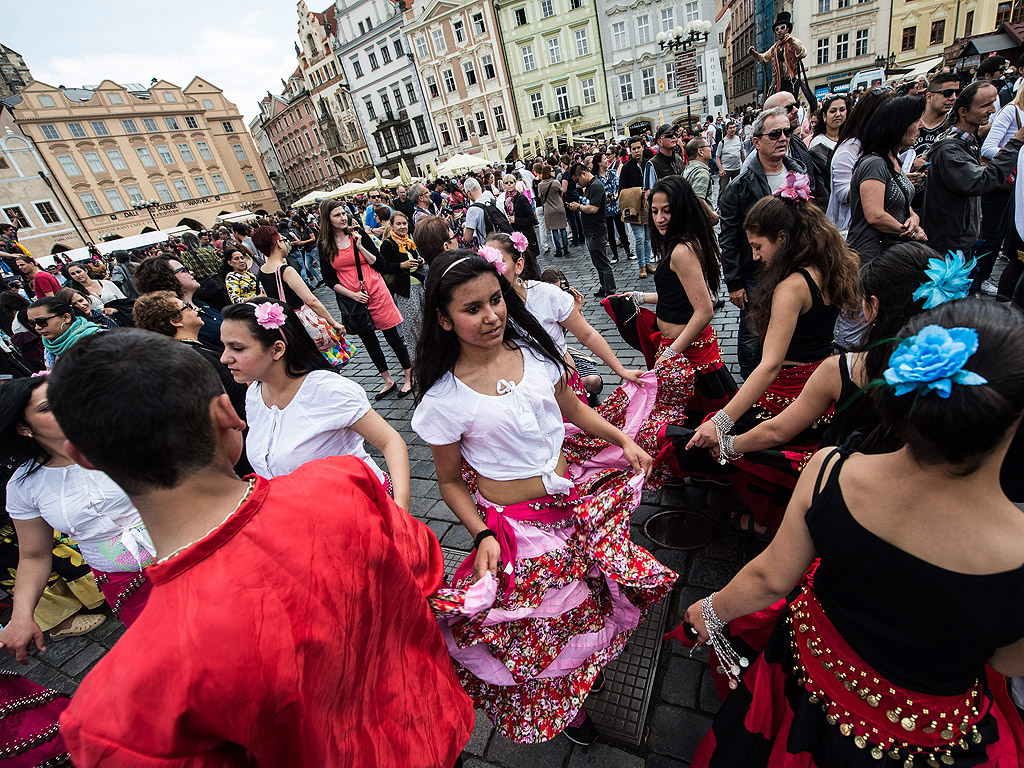 Участници на световен ромски фестивал в историческия център на Прага, Чехия. Khamoro фестивал фокусира върху ромската традиционна музика и световно известния цигански джаз и представя спектакли от различни страни