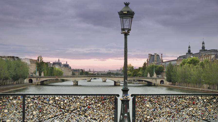 Свалят "любовните катинари" от Моста на изкуствата в Париж