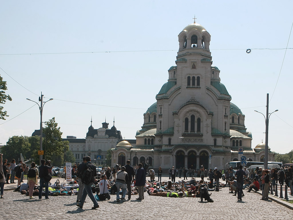 Флашмоб "Да легнем на паважа!" срещу жертвите на пътя пред катедралата "Александър Невски"