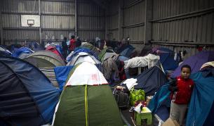 Според властите в палатки или импровизирани убежища в Кале живеят около 2500 мигранти