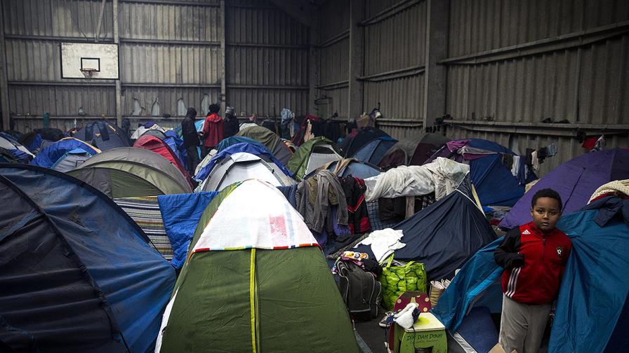 Според властите в палатки или импровизирани убежища в Кале живеят около 2500 мигранти