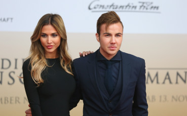 Гьотце празнува рожден ден на Ибиса, гаджето му събира погледите на плажа