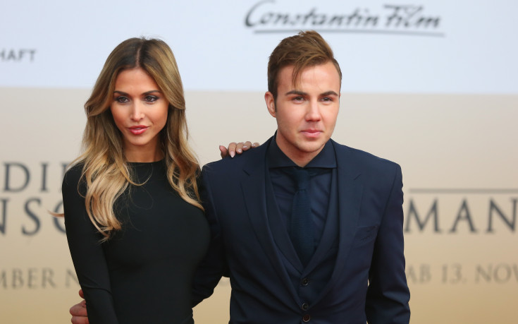 Гьотце празнува рожден ден на Ибиса, гаджето му събира погледите на плажа