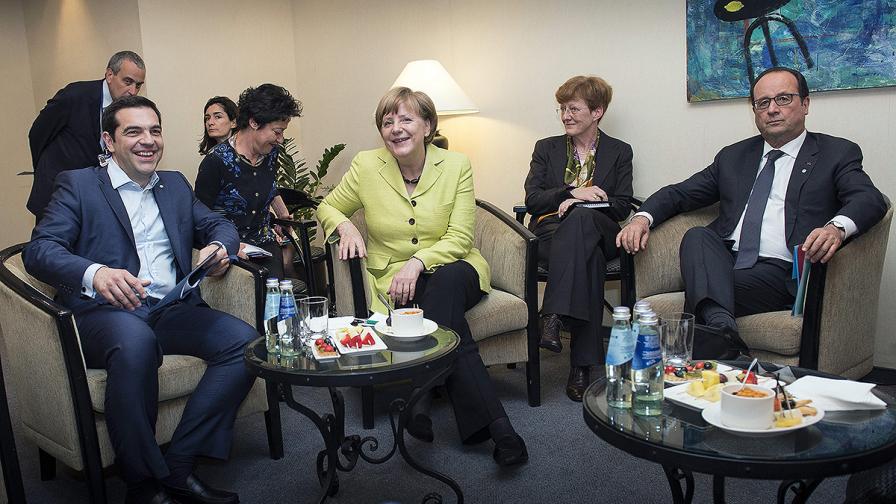 Меркел и Оланд са съгласни да бъде понижена целта за първичния излишък на Гърция